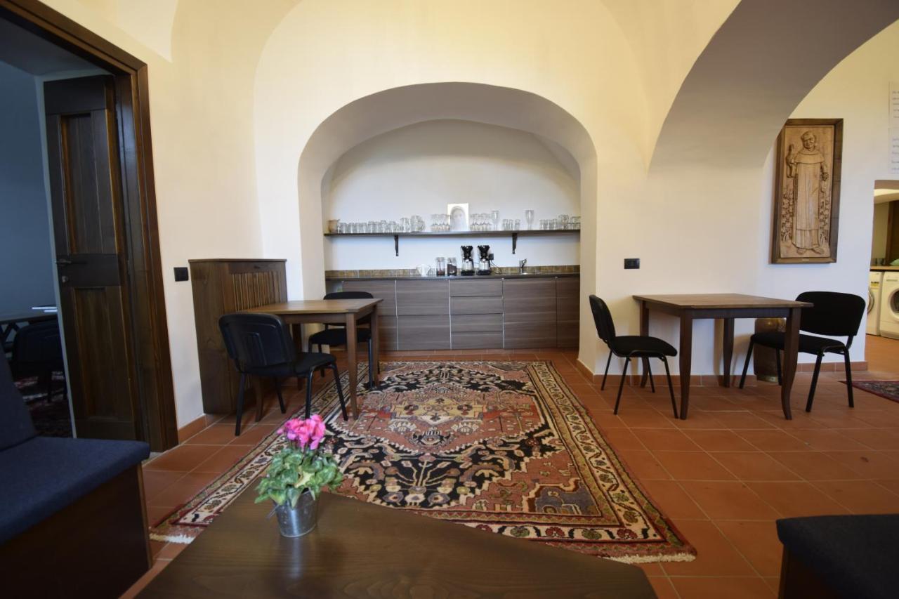 Convento Dei Cappuccini Hostel Tolfa ภายนอก รูปภาพ